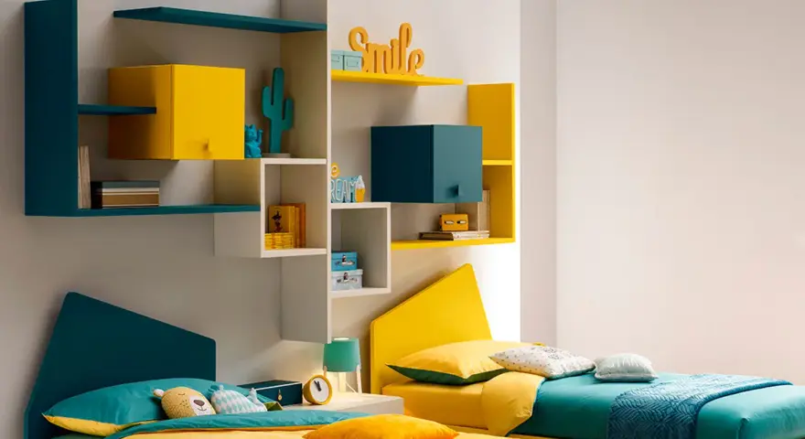 Idee angolo giochi in salotto: due letti colorati, mensole con decorazioni e contenitori, perfetti per una stanza vivace.