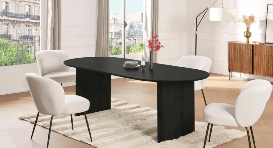 Un elegante tavolo nero ovale con sedie bianche in bouclé: un perfetto esempio di come abbinare sedie al tavolo per un look moderno e accogliente.