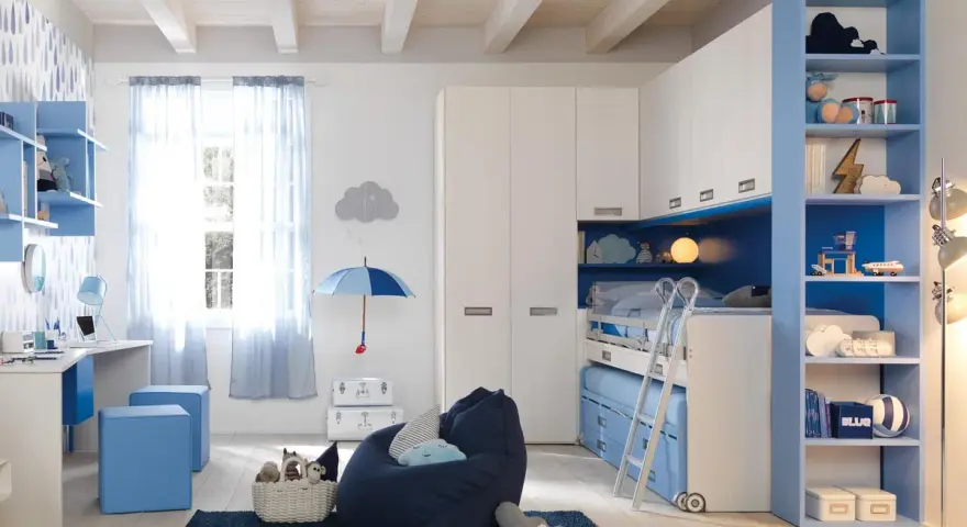 Cameretta per bambini con letto a castello, scrivania e armadio. Idee per organizzare casa con stile e funzionalità.
