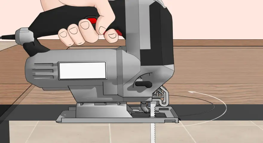 Mano che usa un seghetto alternativo per tagliare il plexiglass. La lama dentata è a contatto con il materiale, mostrando come tagliare plexiglass con precisione.