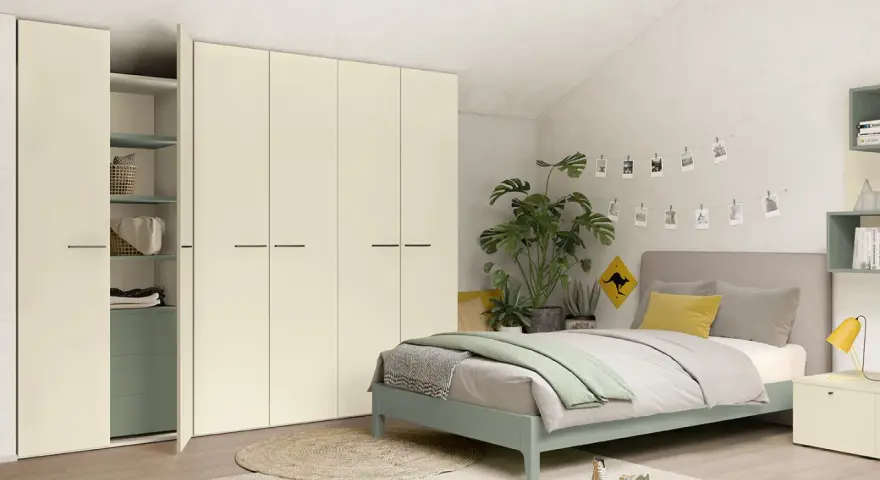 Camera da letto moderna con letto una piazza e mezza, armadio bianco e piante verdi.