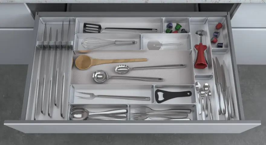 Organizzare la cucina: come fare divisori per cassetti fai da te. Utensili, coltelli e posate ordinati in un cassetto.