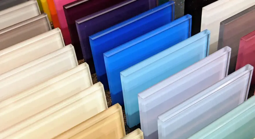 Campione di lastre di vetro colorato, pronte per colorare vetro e creare effetti luminosi.