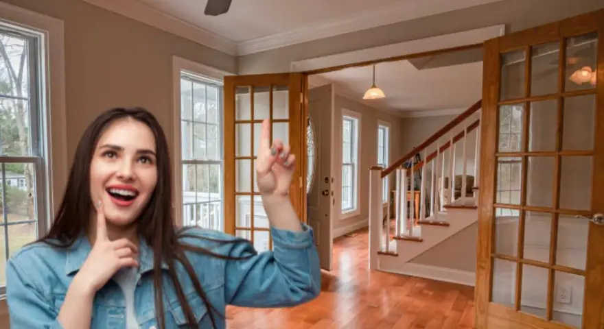 Donna entusiasta indica le porte interne con vetro, pensando a come rinnovare la casa con stile.
