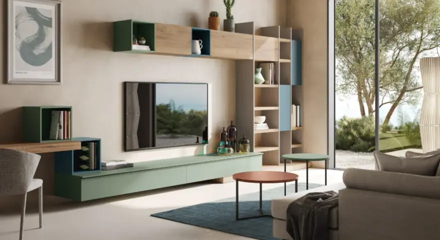 Soggiorni moderni con mobili sospesi, libreria a giorno e un'ampia vetrata che si apre su un giardino lussureggiante.