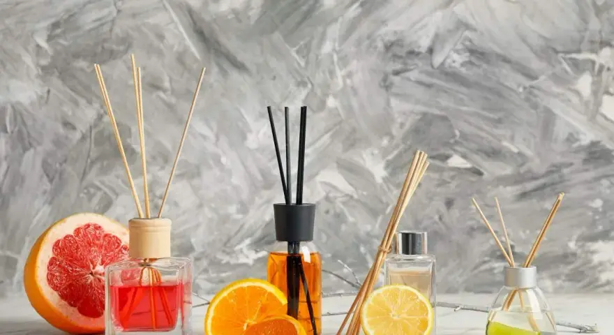 Profumatori ambiente fai da te con bastoncini, agrumi e profumi freschi.