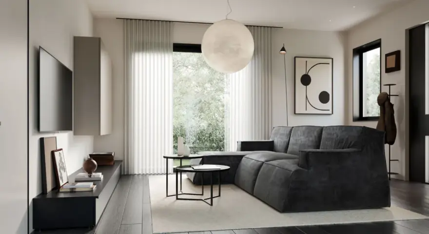 Soggiorno in una casa stile moderno contemporaneo, con divano angolare grigio, tavolini neri, TV a parete e grande lampada sferica.