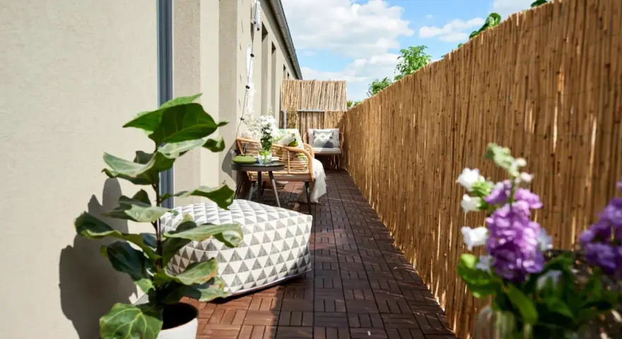 Terrazzo accogliente con mobili in rattan, cuscini decorativi e piante. Le decorazioni terrazzo creano un'oasi di relax.