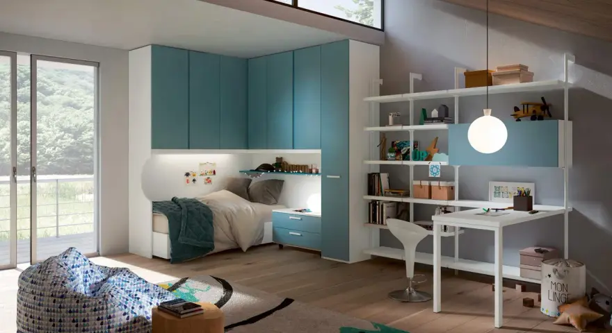 Accogliente camera ragazzo con letto, armadi blu, scrivania e pouf.