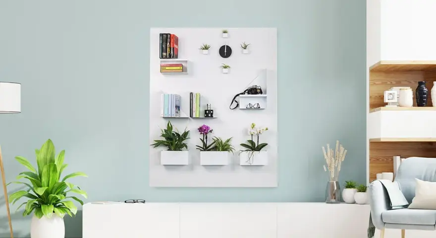 Un'elegante parete attrezzata con mensole, piante e un orologio, perfetta per un porta calamite fai da te.