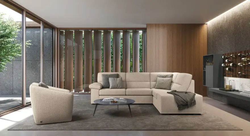 Soggiorno moderno con divano angolare beige, poltrona, tavolino e parete attrezzata con cantinetta. Ottime idee parete soggiorno.