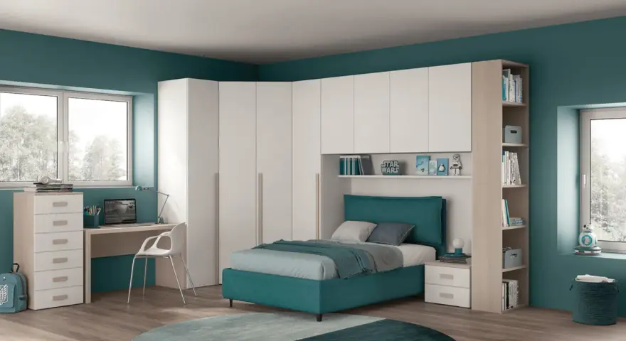 Un progetto cameretta piccola con letto, scrivania, armadio angolare bianco e libreria a giorno.