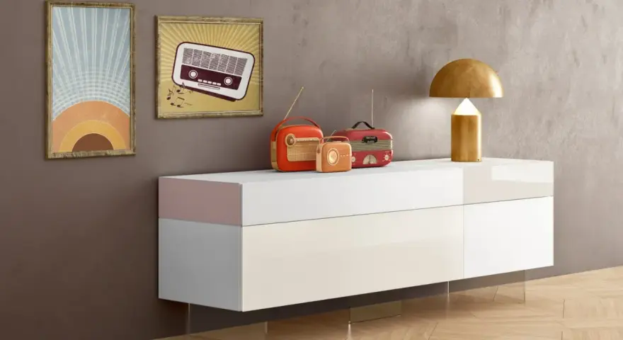 Tre radio vintage e una lampada dorata: ecco cosa mettere su una madia moderna per un tocco retrò.