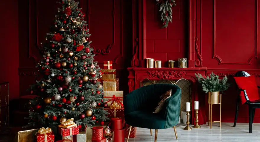 Albero di Natale addobbato con palline rosse e oro, circondato da regali. Un'ispirazione per le tue idee albero di natale rosso e oro.