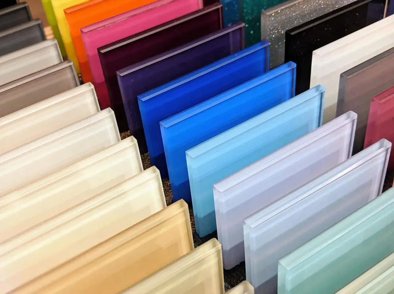 Campione di vetri colorati, pronti per colorare vetro e dare vita a progetti unici.