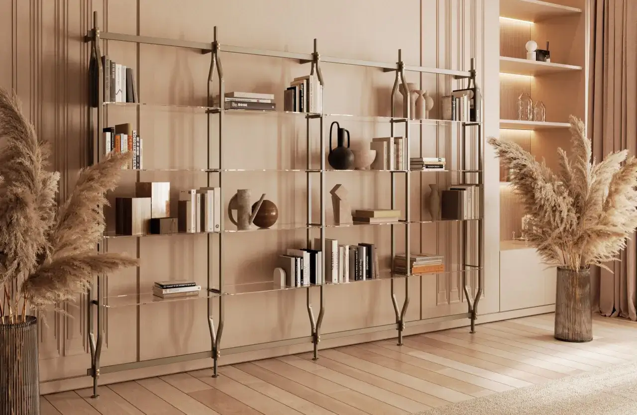 Un elegante angolo lettura con libreria trasparente, libri, vasi e piante di pampas.