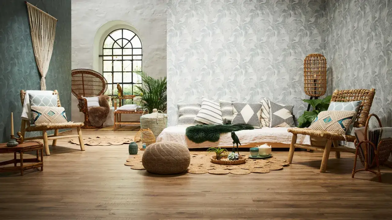 Un accogliente salotto bohemien con mobili in rattan, cuscini decorativi e un'atmosfera rilassata.