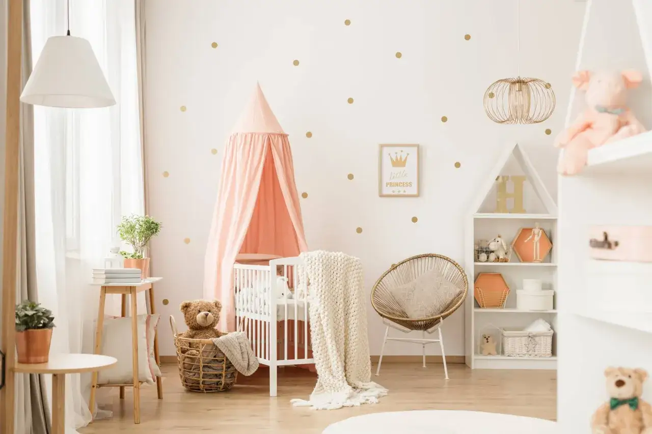 Stanza da sogno per un settimino neonato: culla rosa, orsacchiotto, decorazioni a pois dorati e un'atmosfera magica.