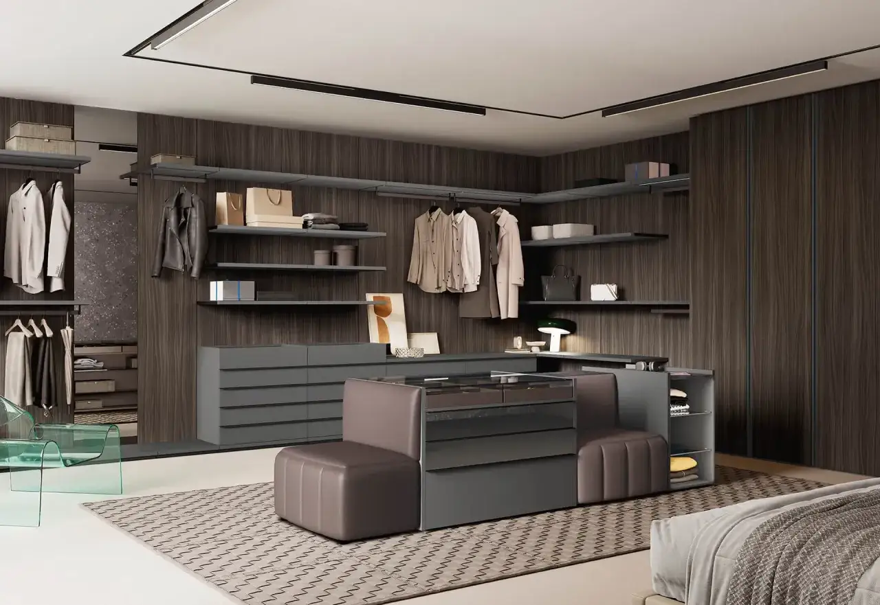 Moderna cabina armadio con scaffali a vista, cassettiere grigie e un'isola centrale imbottita. Ottime idee per una cabina armadio piccola.