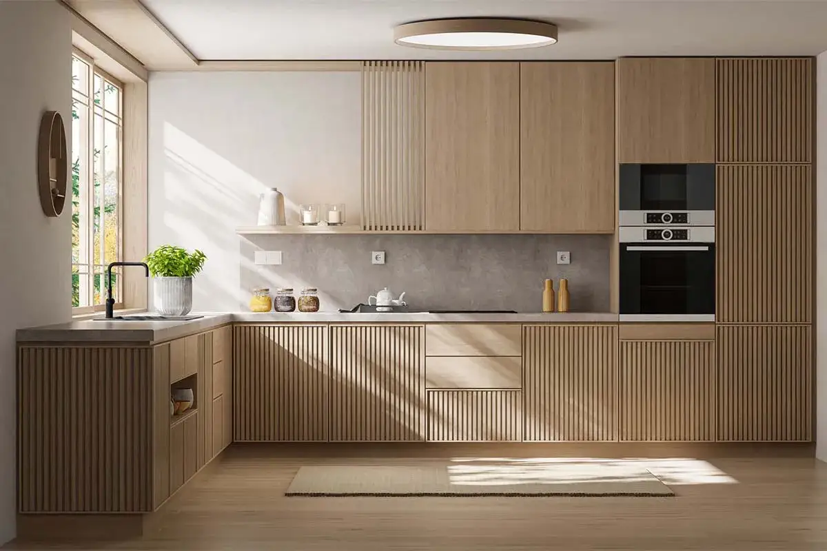Cucina moderna con ante a listelli in legno chiaro, piano in pietra grigia e elettrodomestici integrati. Un esempio di arredamento minimal che unisce funzionalità ed estetica.