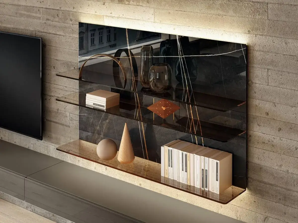 Moderna parete soggiorno con mensole in vetro e pannello in marmo nero. Idee per arredare con stile.