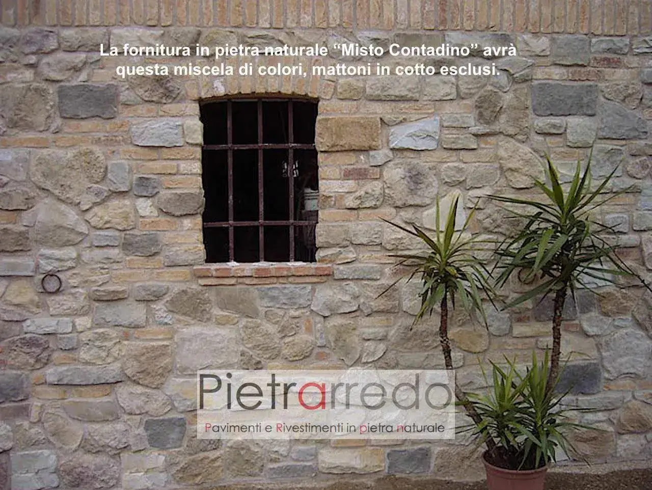 Esterno di una casa in pietra, stile toscano, con un muro grezzo e una finestra con inferriata. Piante verdi in vaso completano la scena.