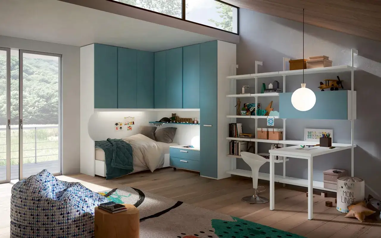 Cameretta a ponte angolare con letto, armadi blu e scrivania. Misure ideali per ottimizzare lo spazio.