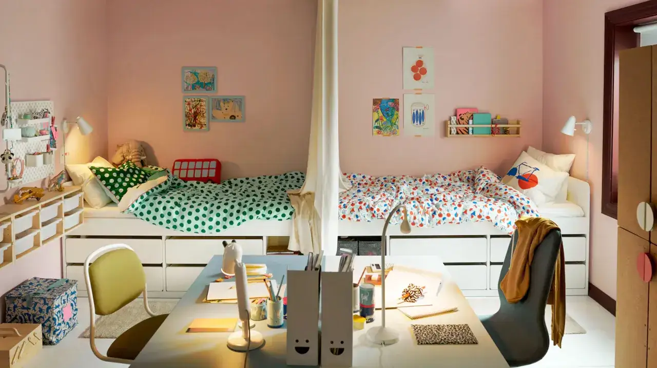Due camerette con separè, ognuna con letto, scrivania e decorazioni colorate. Ideali per creare spazi personali.