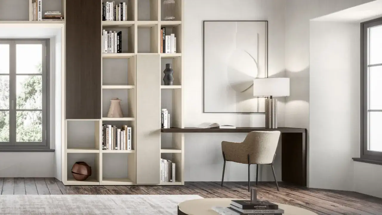 Accogliente stanza studio con libreria moderna, scrivania integrata e poltroncina. Perfetta per lavorare o leggere.