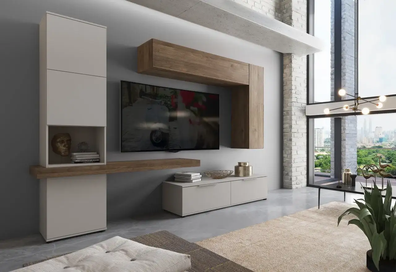 Una parete tv particolare con mobili sospesi in legno e laccato, che incorniciano lo schermo.