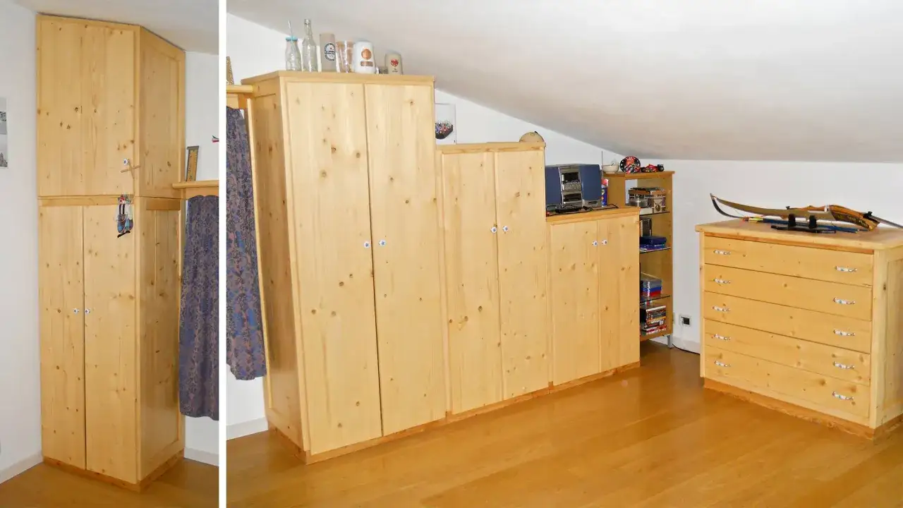 Armadio mansarda fai da te in legno chiaro, con cassettiera e scaffali, perfetto per sfruttare ogni angolo.