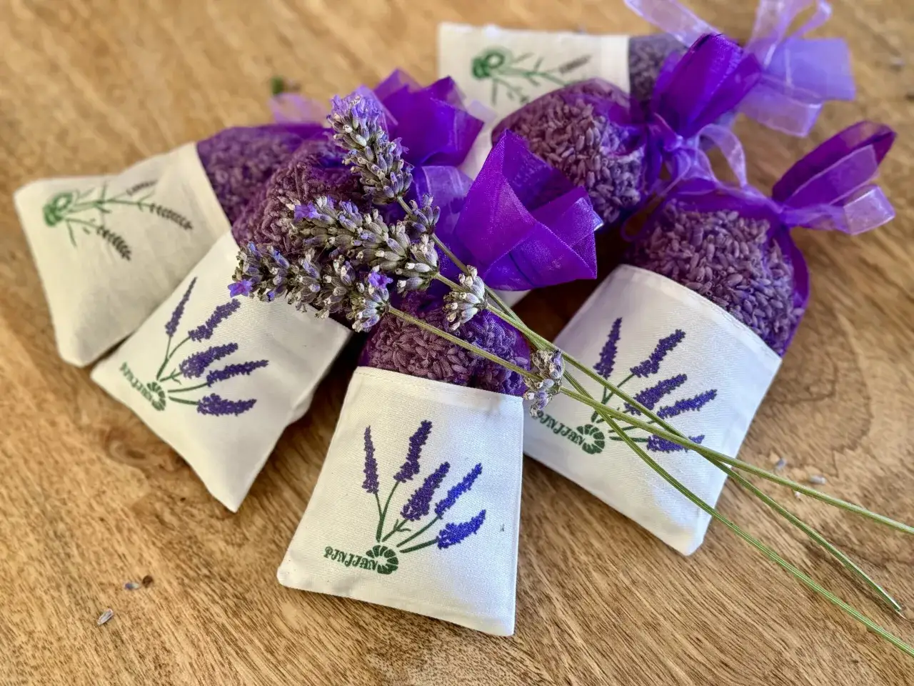 Sacchetti lavanda fai da te, profumati e decorati con fiori freschi, pronti per profumare la casa.