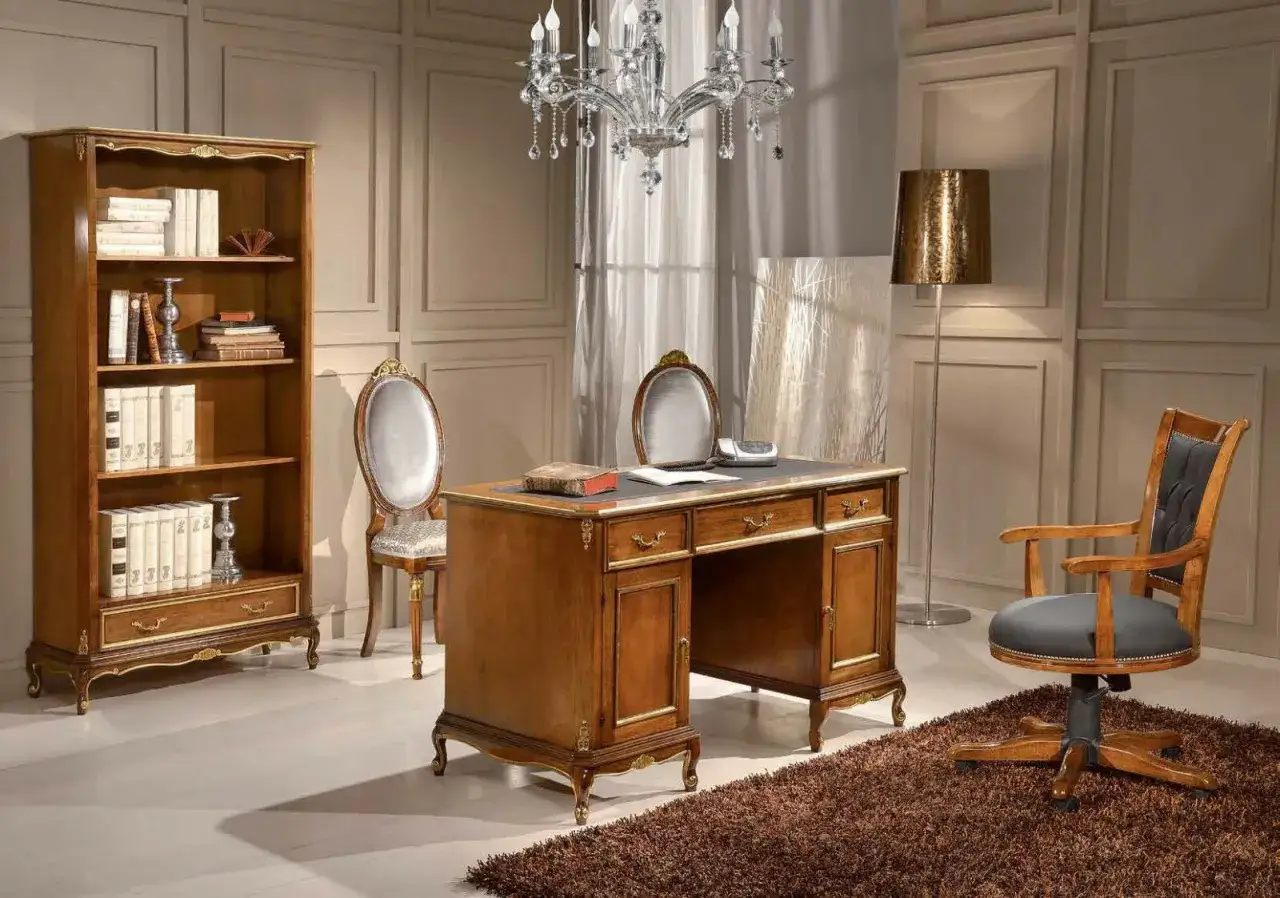 Elegante stanza studio con libreria, scrivania in legno e sedie classiche. Un ambiente raffinato per lavorare o leggere.