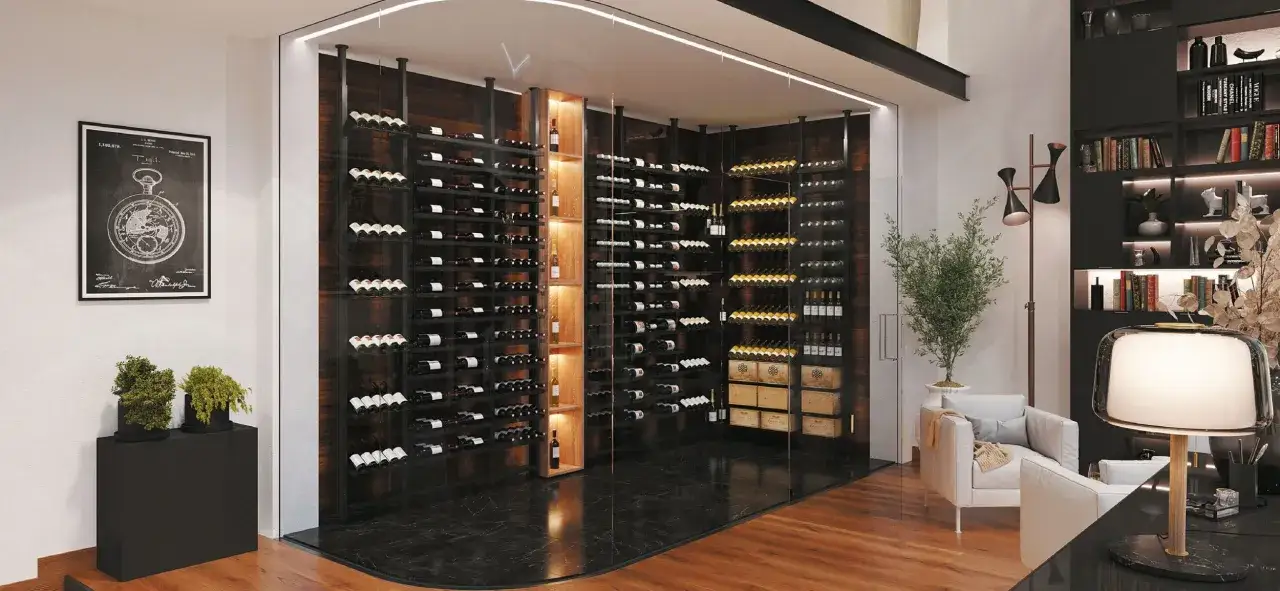 Elegante cantina in casa moderna, con scaffali in vetro pieni di bottiglie di vino e un'area relax con poltrone bianche.