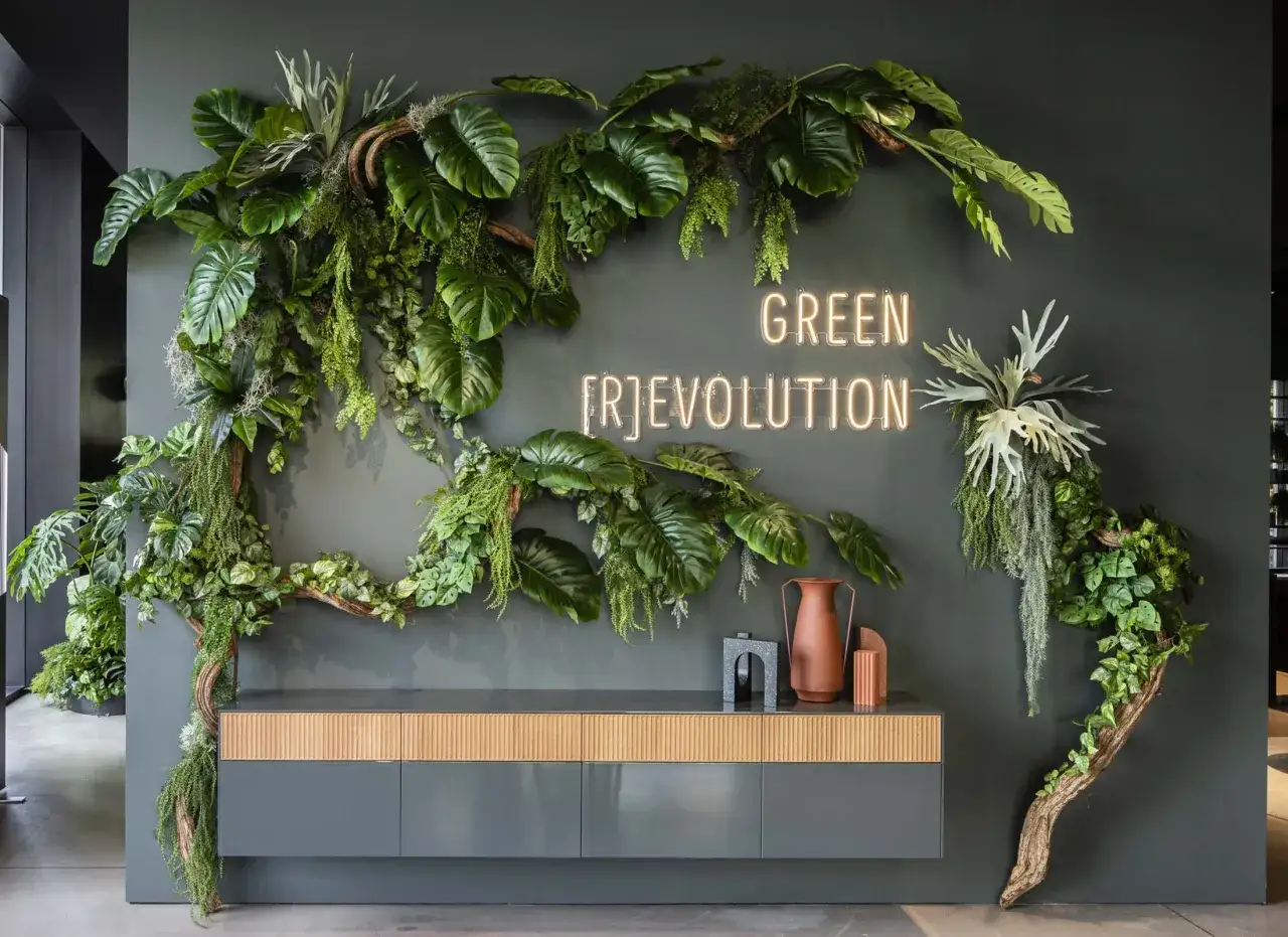 Un'installazione di design con piante rigogliose e neon che recita