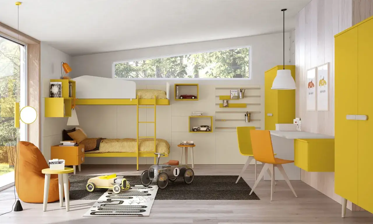 Cameretta per due con letto a castello giallo e arancione. Una parete divisoria crea spazi separati per giocare e studiare.