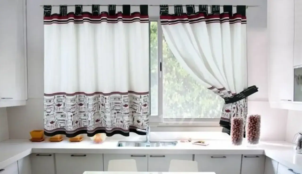 Tende fai da te per la cucina con fantasia di utensili. Stile moderno e funzionale.