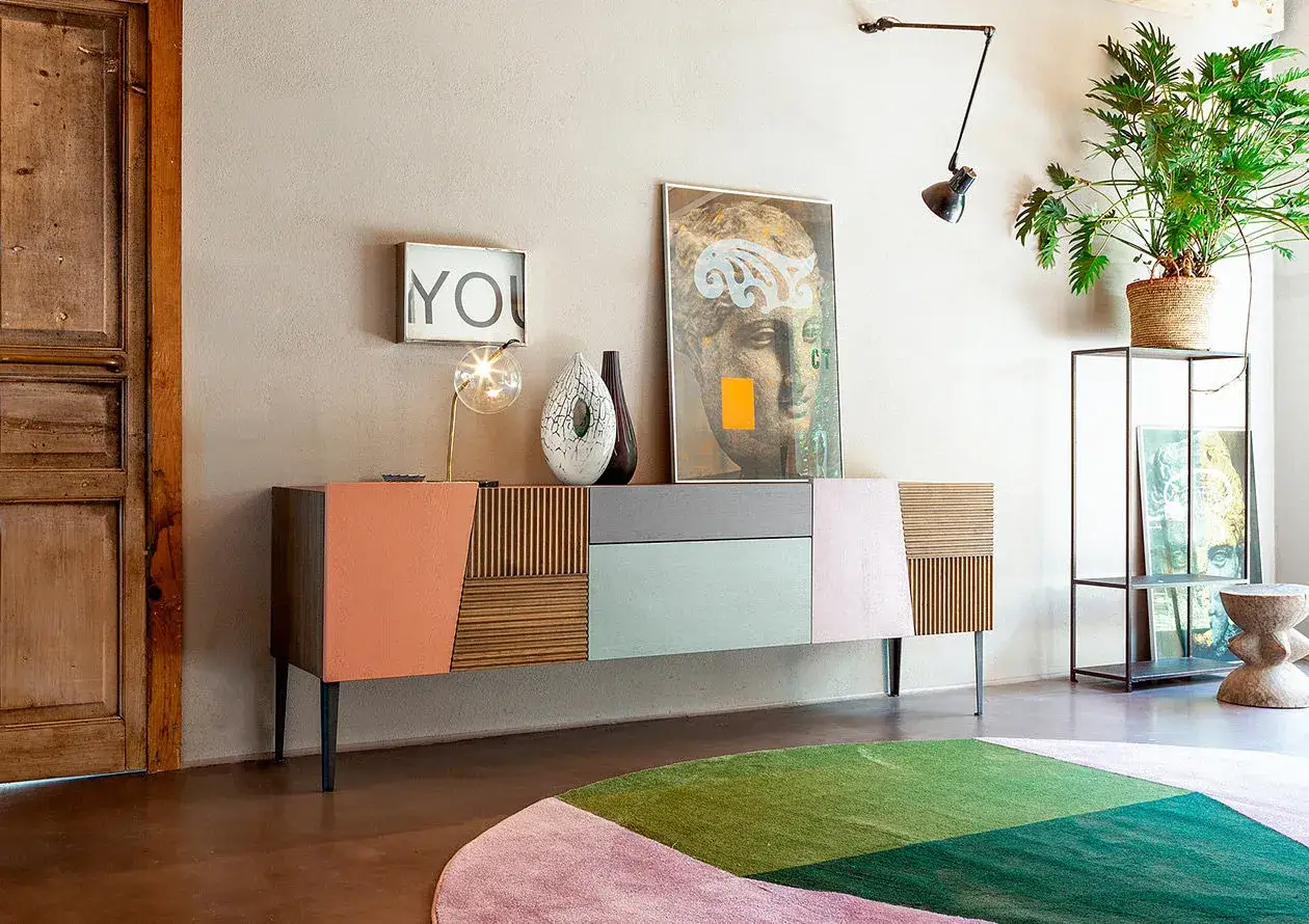 Idee per cosa mettere su una madia moderna: lampada di design, vasi artistici e un quadro astratto.