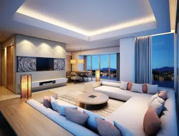 Luminoso soggiorno con divano angolare, tavolo da pranzo e splendida vista panoramica. Le **idee controsoffitto** con illuminazione integrata creano un'atmosfera accogliente.